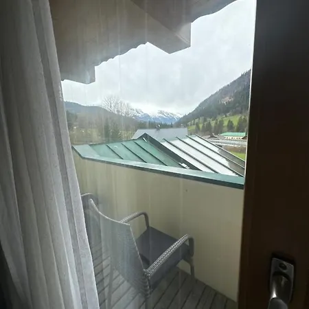 לינה וארוחת בוקר Schoenblick Russbach 3*