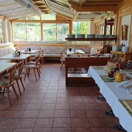 לינה וארוחת בוקר Schoenblick Russbach 3*