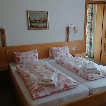 לינה וארוחת בוקר Schoenblick Russbach 3*