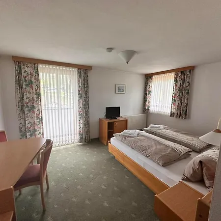 לינה וארוחת בוקר Schoenblick Russbach